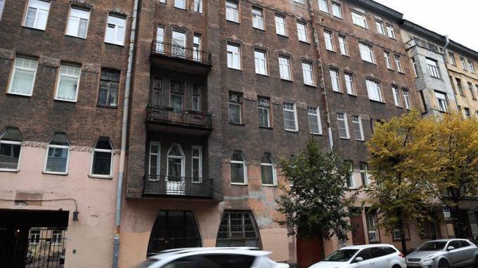 Парадную дверь в доме Эрлиха и Эттингера на Зверинской ждет реставрация - piter.tv - Санкт-Петербург