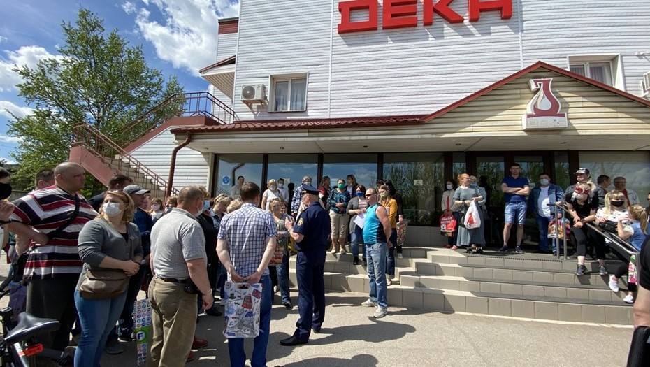 В Великом Новгороде толпа уволенных работников "Деки" потребовала зарплаты - dp.ru - Россия - Новгородская обл. - Великий Новгород