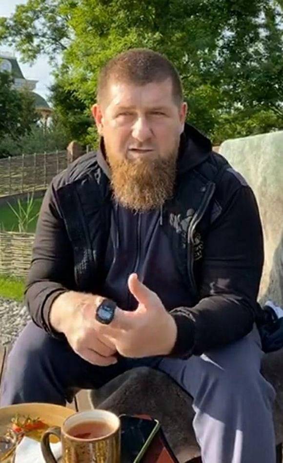 Рамзан Кадыров - Ахмед Дудаев - Кадыров провел совещание с катетером на руке, позже снял катетер и заявил, что здоров - znak.com - респ. Чечня