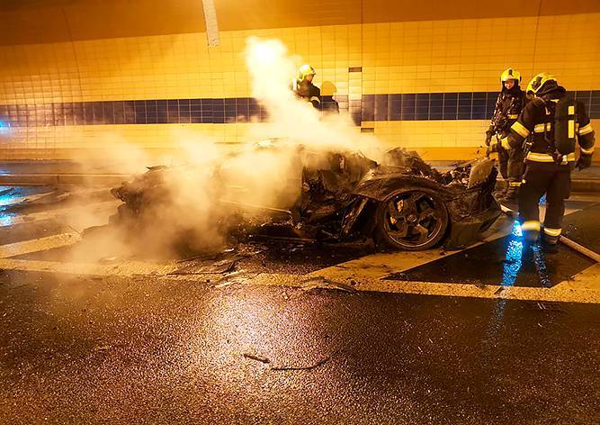 На дороге в Праге сгорел Lamborghini - vinegret.cz - Чехия - Прага
