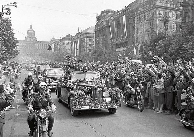 Юрий Гагарин - Как Юрия Гагарина встречали в Праге: фото - vinegret.cz - Прага - Чсср
