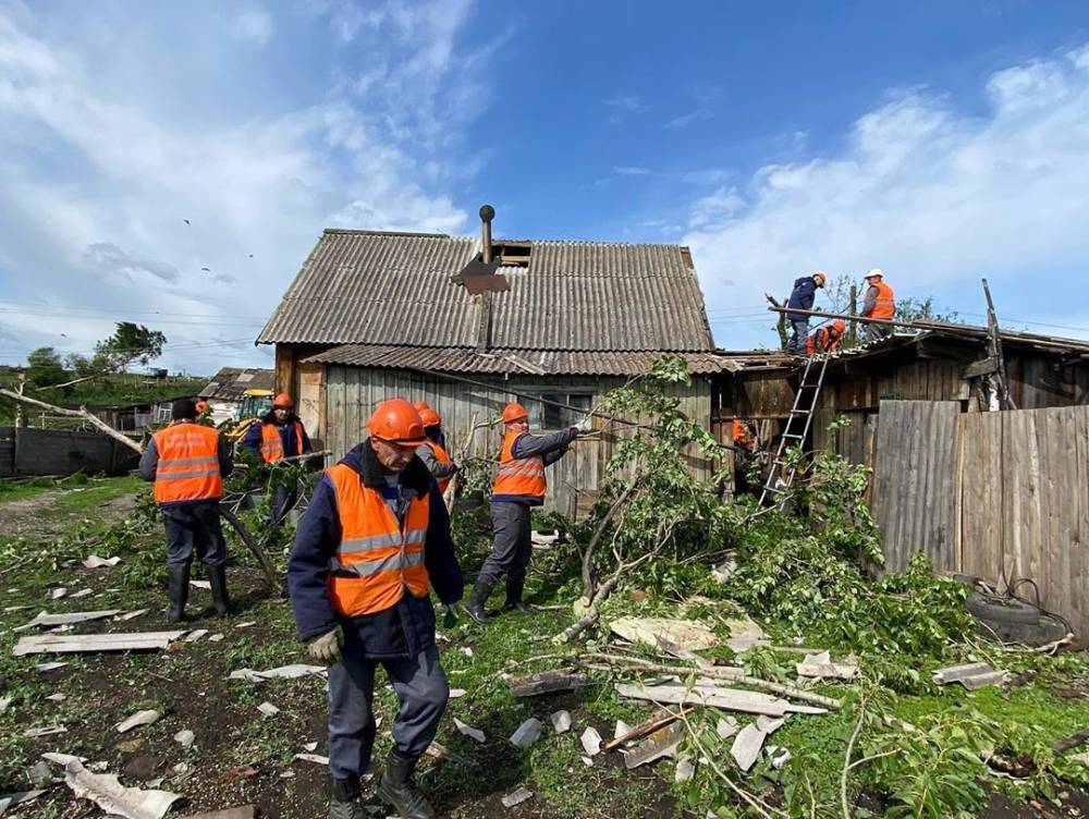 Власти опубликовали фото восстановительных работ в разрушенной ураганом деревне в Кузбассе - gazeta.a42.ru - район Мариинский