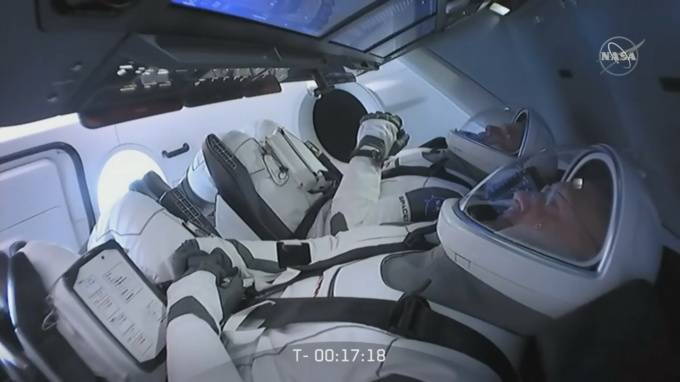 Илон Маск - Илон Маск - Роберт Бенкен - Херли Даглас - Crew Dragon - Астронавты первого пилотируемого корабля Илона Маска отправились на карантин - piter.tv - США