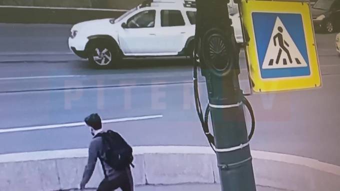 Видео: на Ушаковском мосту Nissan подмял под себя велосипедиста - piter.tv