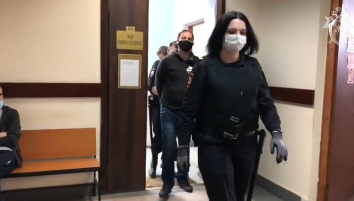 Растоптавшего венок на мемориале подмосковного вандала оставили на свободе - vesti.ru