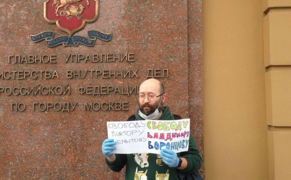Илья Азар - Владимир Воронцов - Леонид Соловьев - Журналиста Азара арестовали на 15 суток за проведение одиночного пикета - theins.ru - Тверь