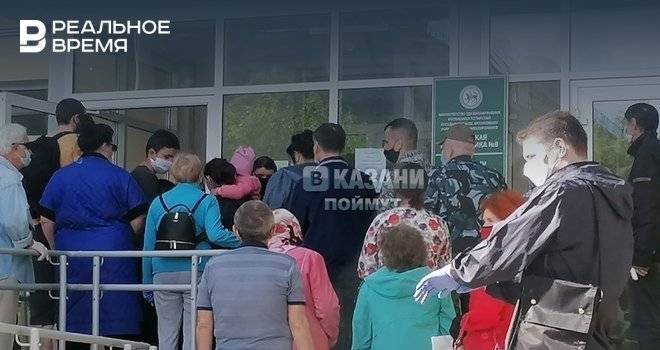 В Минздраве Татарстана объяснили, почему на крыльце поликлиники в Казани образовалась очередь - realnoevremya.ru - респ. Татарстан - Казань