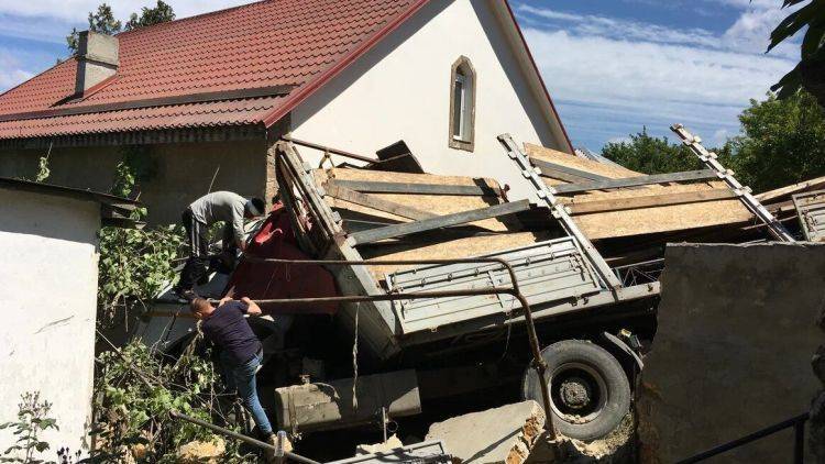 В Симферополе фура на скорости въехала в жилой дом - фото - crimea.ria.ru - Крым - Симферополь