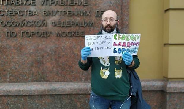 Илья Азар - Владимир Воронцов - Журналиста Илью Азара арестовали на 15 суток за одиночный пикет в поддержку «омбудсмена полиции» - og.ru - Москва - Россия
