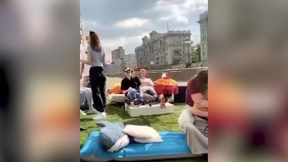 Москвичи поплатились за пикник на крыше банка в разгар самоизоляции (видео) - tvc.ru - Москва