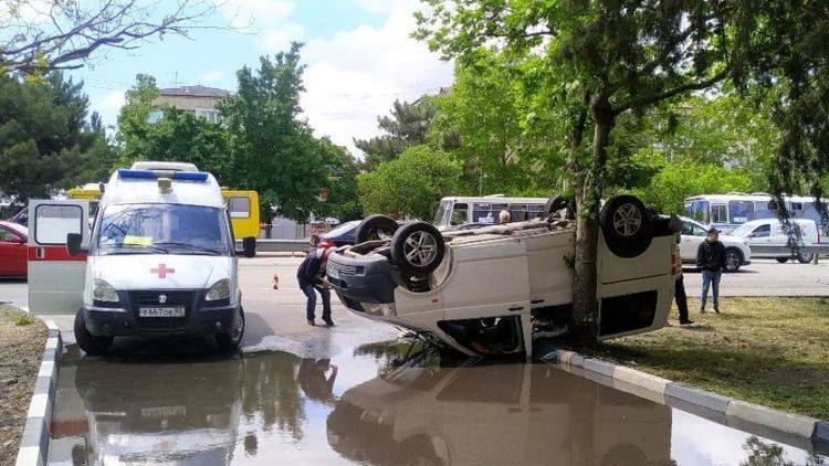 В Симферополе перевернулся микроавтобус: пострадали четверо - фото - crimea.ria.ru - Крым - Симферополь