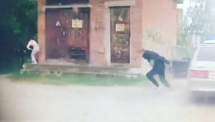 Девятиклассник во время погони на ходу выпрыгнул из маминой машины. Видео - vesti.ru