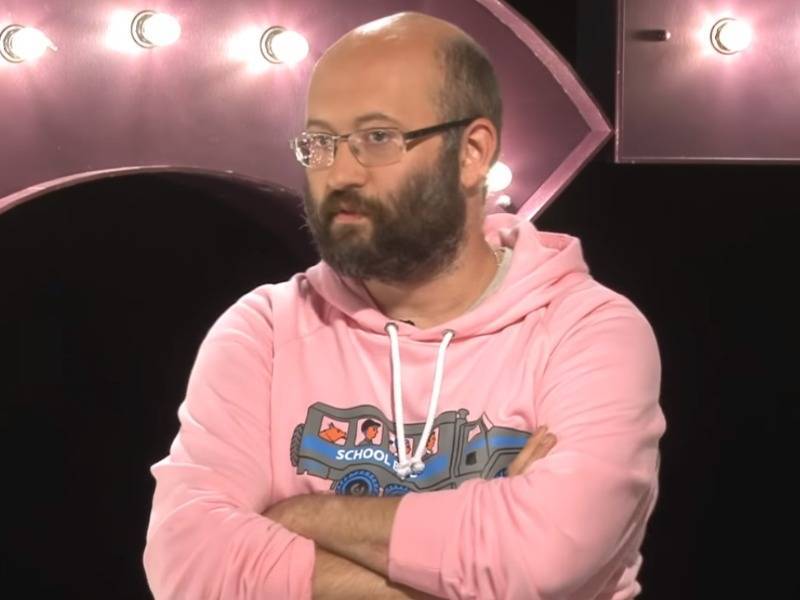 Илья Азар - Кирилл Мартынов - "Пикетировать или рассказывать об этом": В "Новой" выступили в защиту Азара - sobesednik.ru