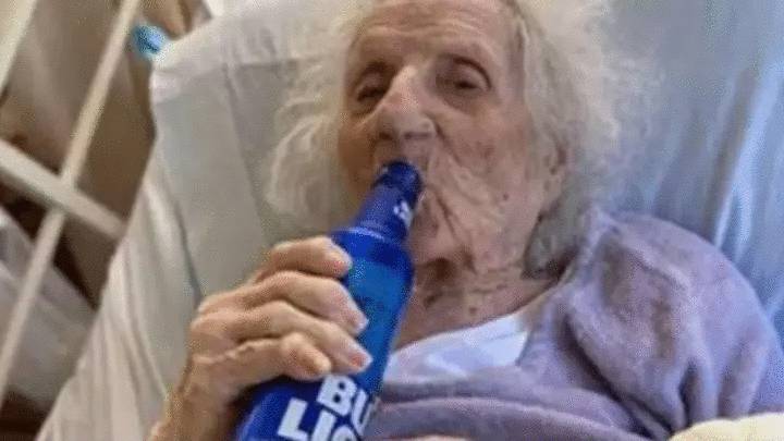 103-летняя прапрабабушка отпраздновала выздоровление от коронавируса, выпив пива - usa.one - США - шт. Массачусетс