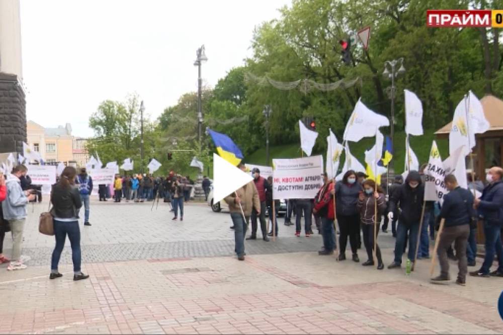 Более тысячи аграриев под Кабмином протестовали против квоты на импорт минеральных азотных удобрений - vkcyprus.com - Аграрии - Протесты