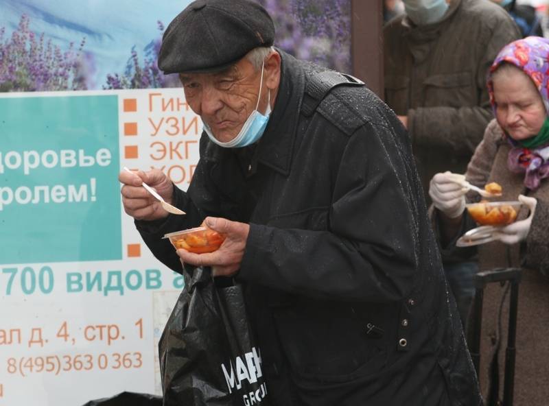 "Скоро в эту очередь вся страна встанет": Как в пандемию выживают бездомные - sobesednik.ru - Москва - Россия