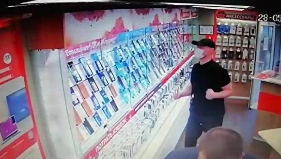 В Екатеринбурге неизвестный в медицинской маске ограбил два салона МТС - znak.com - Россия - Екатеринбург