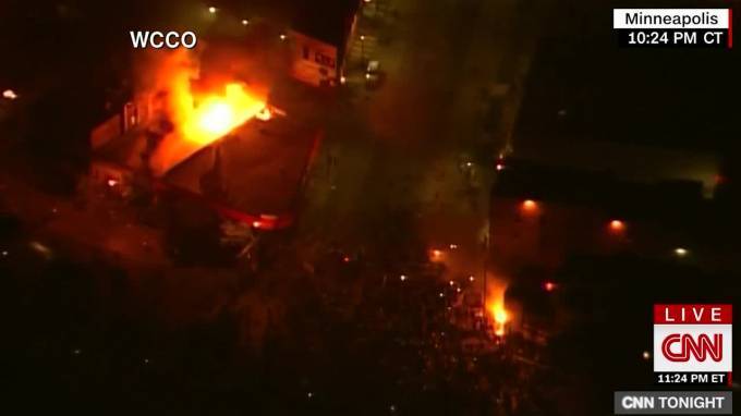 Джордж Флойд - В Миннеаполисе протестующие сожгли полицейский участок - piter.tv - США - Миннеаполис