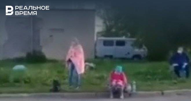 Соцсети: В Челнах люди часами ждут медпомощи, лежа на земле у инфекционной больницы - realnoevremya.ru - респ. Татарстан - Набережные Челны - Казань