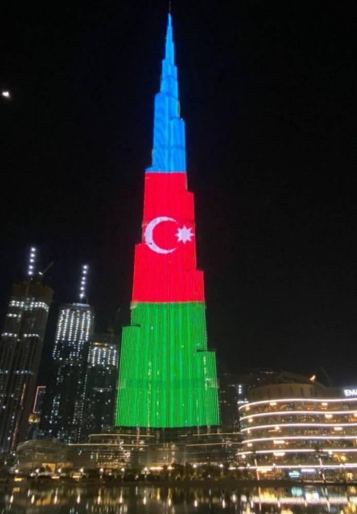 Самое высокое здание в мире окрасилось в цвета флага Азербайджана - aze.az - Эмираты - Азербайджан