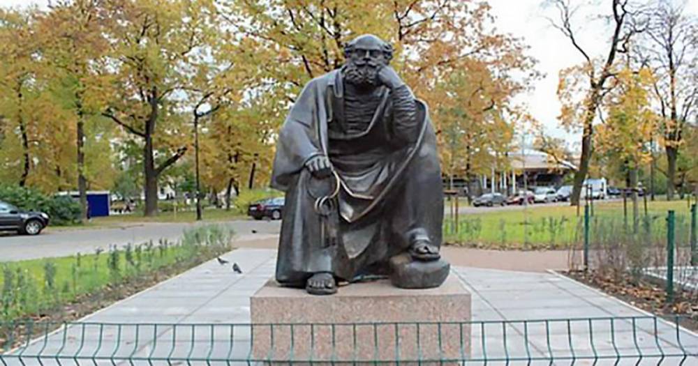 святой Петр - Петербуржцы возмущены кражей ключей от рая у скульптуры апостола Петра - ren.tv - Санкт-Петербург