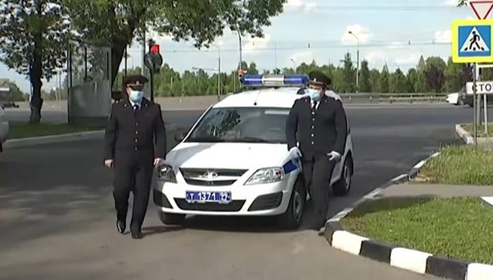Владимир Колокольцев - Ирина Волк - Михаил Калашников - Глава МВД наградил полицейских, задержавших подозреваемых в стрельбе на Каширском шоссе - vesti.ru - Москва - Россия