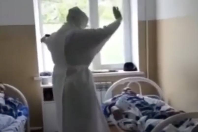 Медработник Дагестана поддержала больных коронавирусом зажигательной лезгинкой - vm.ru - Россия - респ. Дагестан