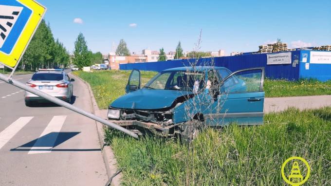 Водитель Volkswagen Passat разбился, врезавшись в дорожный знак на Парнасе - piter.tv - Ленинградская обл. - Санкт-Петербург