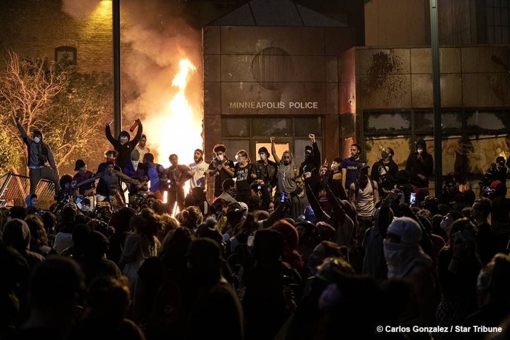 Джордж Флойд - Джейкоб Фрей - "Нет справедливости, нет мира": в Миннеаполисе протестующие сожгли полицейский участок - focus.ua - США - шт. Миннесота - Миннеаполис