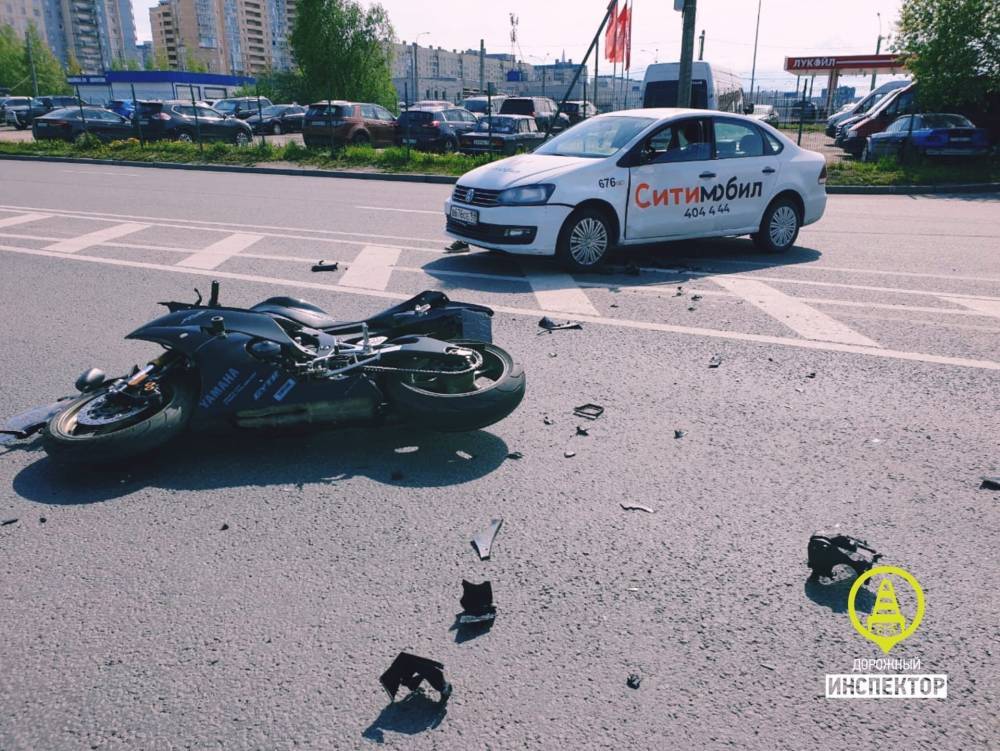 На Комендантском проспекте произошло ДТП с участием такси и мотоциклиста - newsland.com - Ленинградская обл. - Санкт-Петербург - р-н Приморский