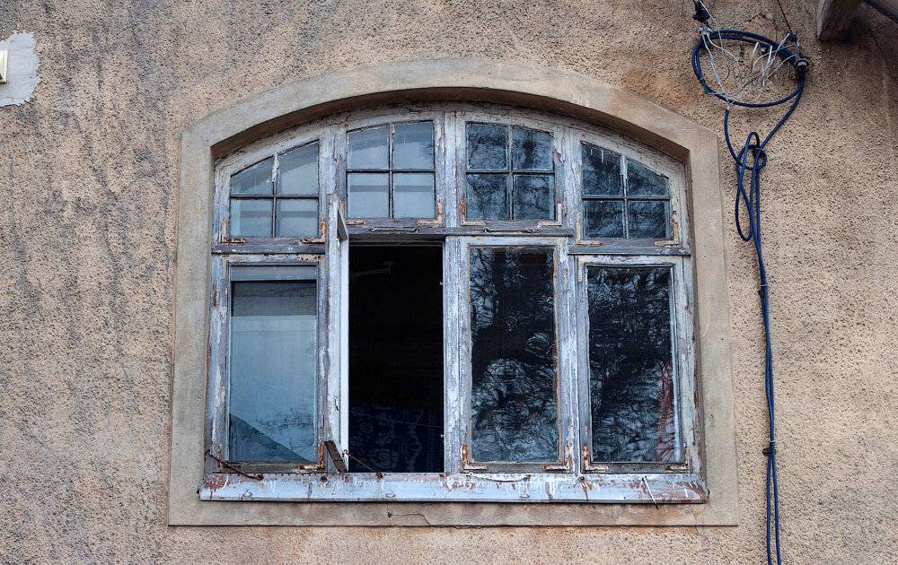 На окне парня появились загадочные знаки и ему посоветовали скорее съезжать - readovka.news