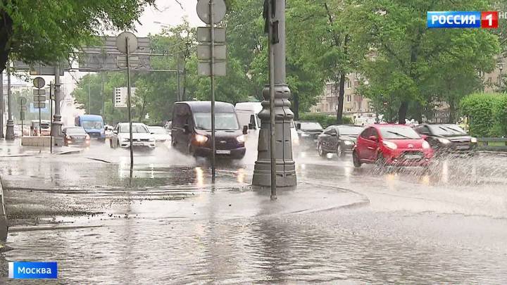 Четыре ведра на квадратный метр: Москва по колено в воде - vesti.ru - Москва