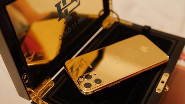 Пабло Эскобар - Брат Пабло Эскобара борется с Apple, продавая "позолоченный" iPhone 11 Pro за $499 - focus.ua