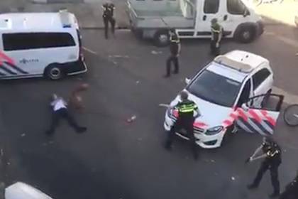 Выкрикивающий «Аллаху акбар» мужчина напал с топором на прохожих в Нидерландах - lenta.ru - Норвегия - Голландия - Осло