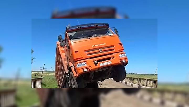 Грузовик с прицепом обрушил мост в Волгоградской области - vesti.ru - Волгоград - Волгоградская обл. - Ставрополье
