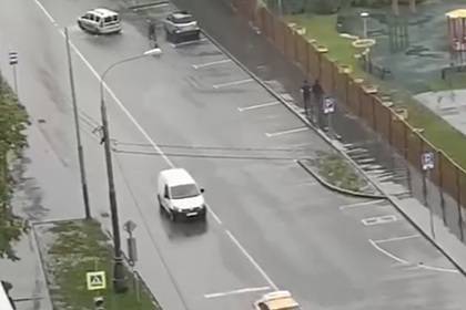 Неизвестный расстрелял автомобиль с пассажирами на окраине Москвы - lenta.ru - Москва