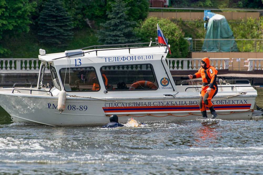 Женщина упала в воду у Гончарной набережной - vm.ru - Москва