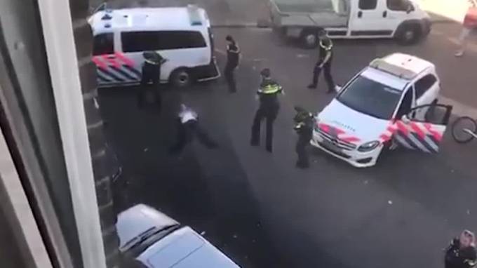Выкрикивающий "Аллаху акбар" мужчина напал с топором на прохожих в Нидерландах - piter.tv - Голландия