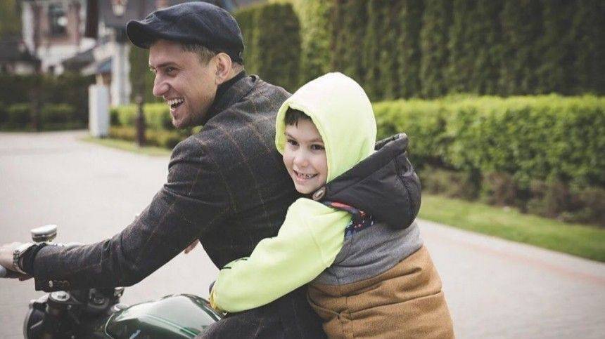 Агата Муцениеце - Павел Прилучный - Охота на головастиков: Павел Прилучный отправился на рыбалку с сыном - 5-tv.ru