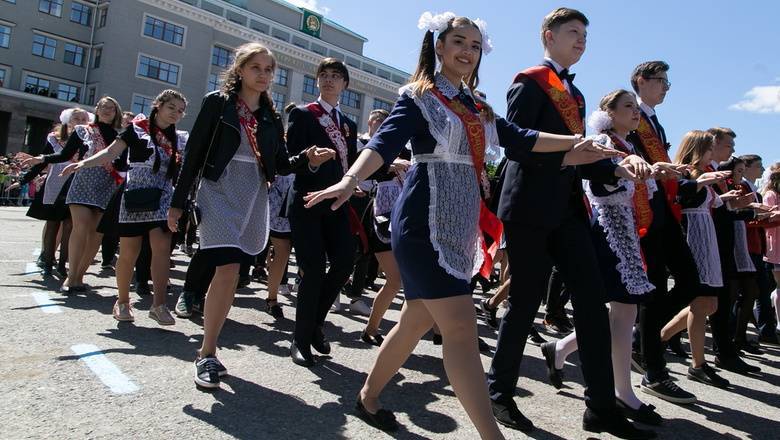 Сергей Кравцов - Минпросвещения рекомендует провести школьный выпускной вечер онлайн - newizv.ru - Россия