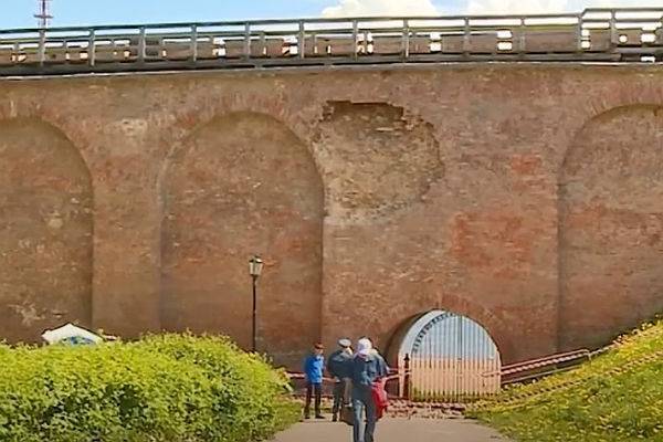 В Великом Новгороде обрушилась часть стены кремля - trud.ru - Великий Новгород