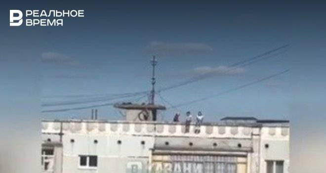 Соцсети: в Казани засняли подростков, сидящих на крыше многоэтажки - realnoevremya.ru - Казань - Татарстан