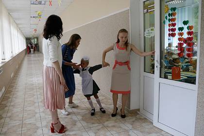 Денис Шмыгаль - Украина согласилась закрыть часть школ и уволить лишних учителей ради денег МВФ - lenta.ru - Украина - Киев