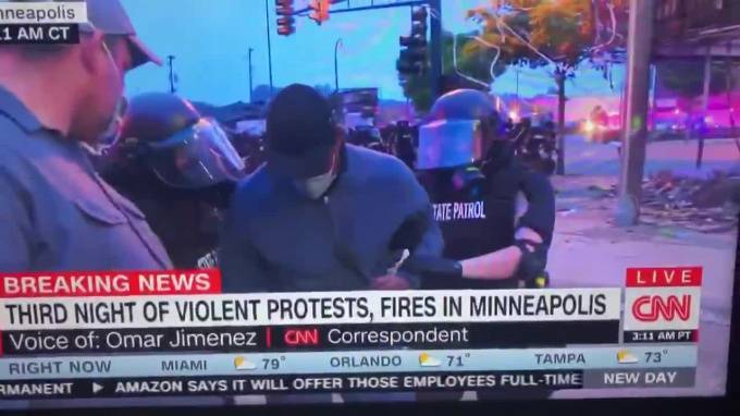 Полиция Миннеаполиса жестоко задержала корреспондента CNN в прямом эфире - piter.tv - шт. Миннесота