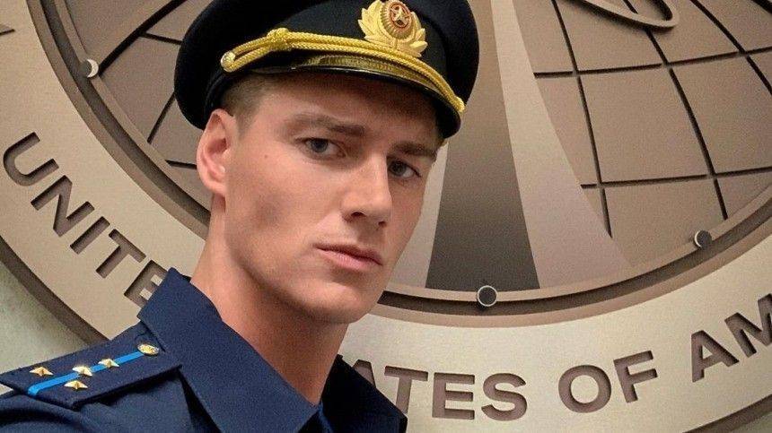 Алексей Воробьев - Элизабет Кудроу - Алексей Воробьев вместе с Малковичем и Кудроу снялся в сериале от Netflix - 5-tv.ru - Лос-Анджелес