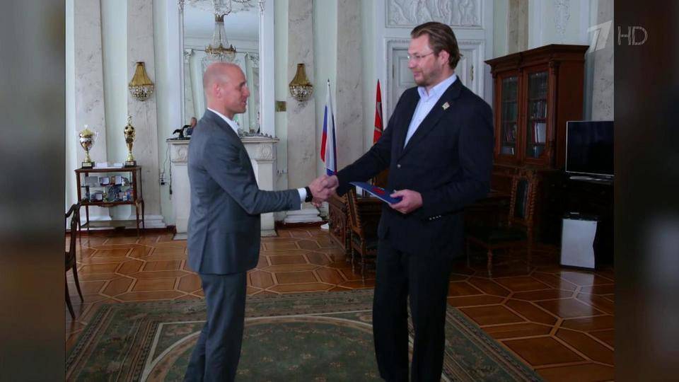 В Санкт-Петербурге награжден спортсмен Денис Маркелов, который спас детей из горящей машины - 1tv.ru - Санкт-Петербург