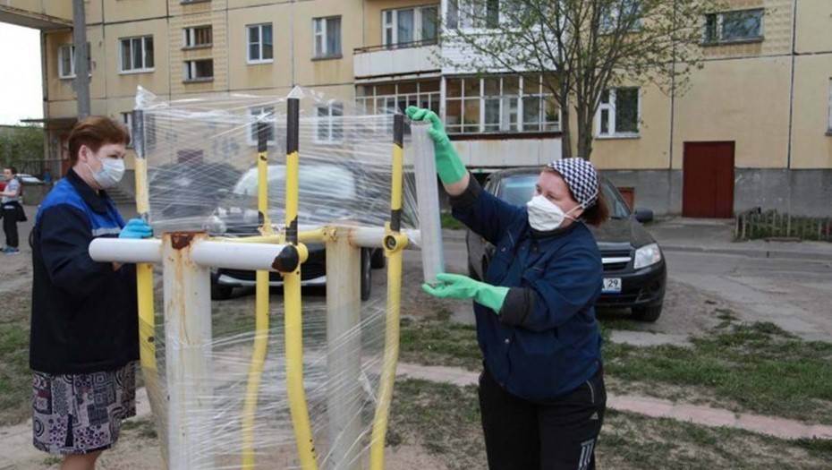 Александр Цыбульский - Дворы Северодвинска закрывают плёнкой для защиты от COVID-19 - dp.ru - Архангельская обл. - Северодвинск