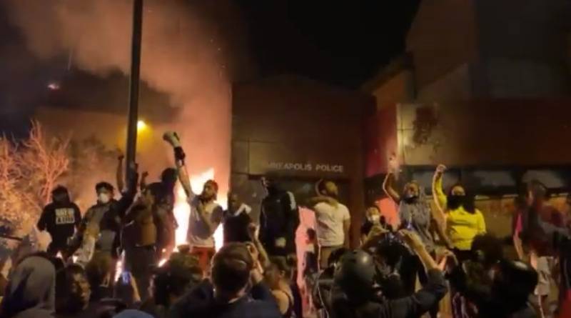 Джордж Флойд - Беспорядки в Миннеаполисе: сожжен полицейский участок, мэр «умоляет» о мире (видео) - usa.one - шт. Миннесота - Протесты