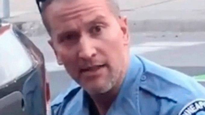 Джордж Флойд - В Миннеаполисе задержан экс-полицейский, придавивший шею Джорджа Флойда - piter.tv