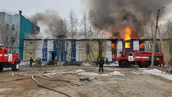 В Надыме сгорел многоквартирный дом. Один человек госпитализирован с ожогами - znak.com - окр. Янао - район Надымский